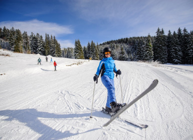 Nauka jazdy na nartach – gdzie i jak zacząć? Podpowiadamy pierwsze kroki dla początkujących narciarzy