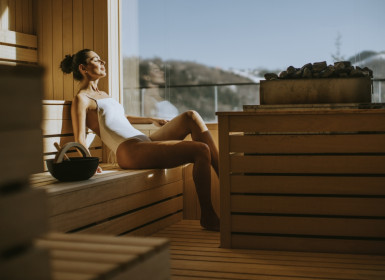 Kompleksowe apartamenty w górach z sauną suchą: zalety saunowania dla ciała i ducha w chłodne dni