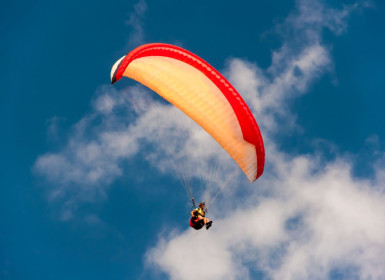 Lot paralotnią na Górze Żar, skok na bungee i tour po parkach linowych, czyli górskie atrakcje dla odważnych