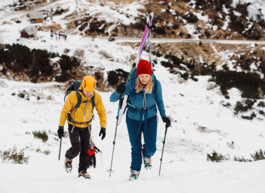 Skitury – co to jest? Odkryj zimowy raj na nartach w Beskidach