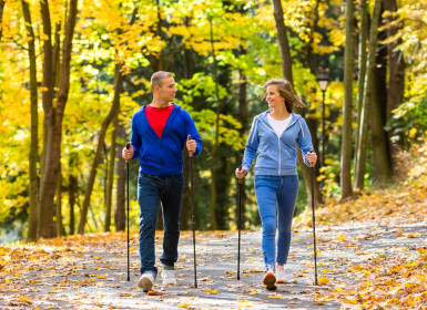 Wyjdź na spacer z kijkami i przełam jesienną chandrę! Dlaczego nordic walking to idealna aktywność na jesień?