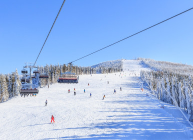 Dokąd wybrać się na narty w Szczyrku? Trasy, wyciągi i warunki do jazdy w beskidzkich ośrodkach